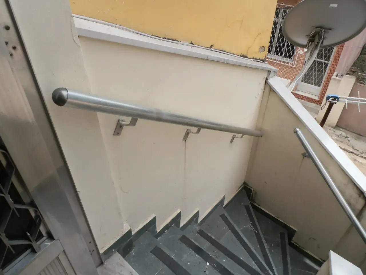 Unfurnished 2-bedroom apartment with balcony — photo 16