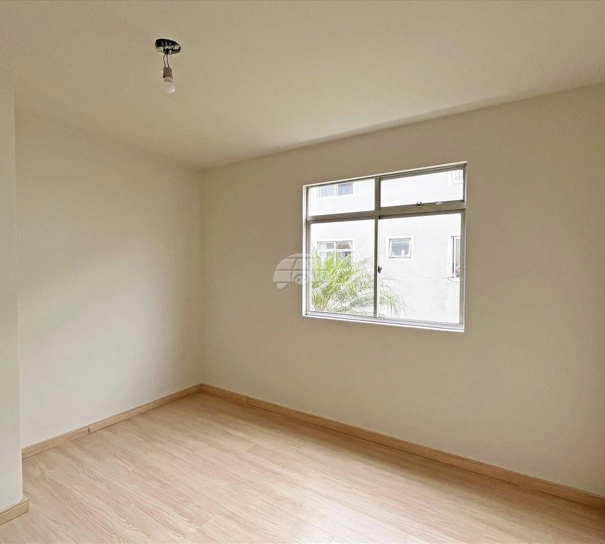 3-bedroom apartment with wood or laminate floors — photo 8