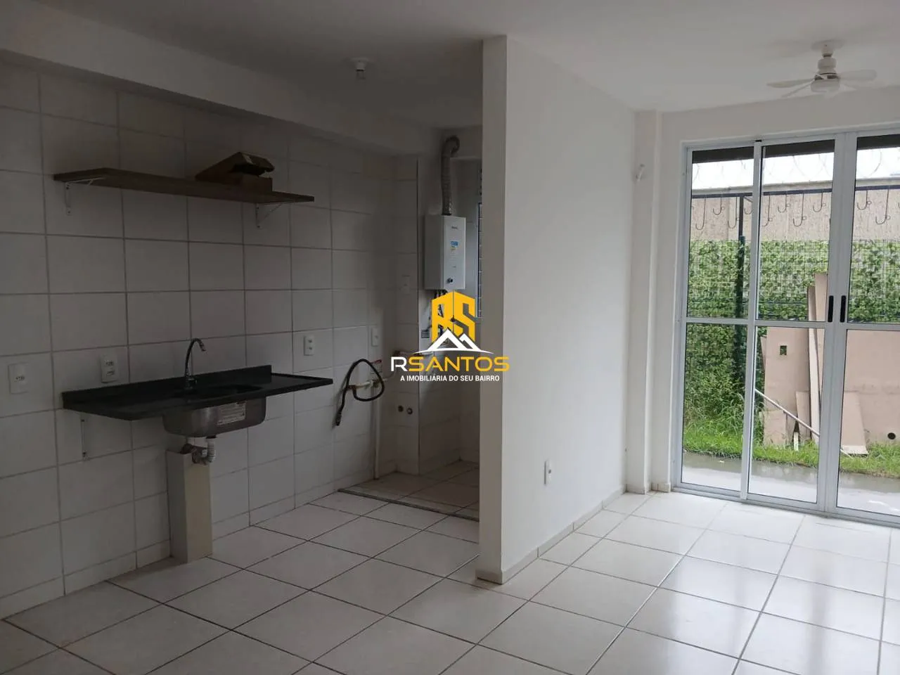 Apartamento de 2 quartos em condomínio com piscina