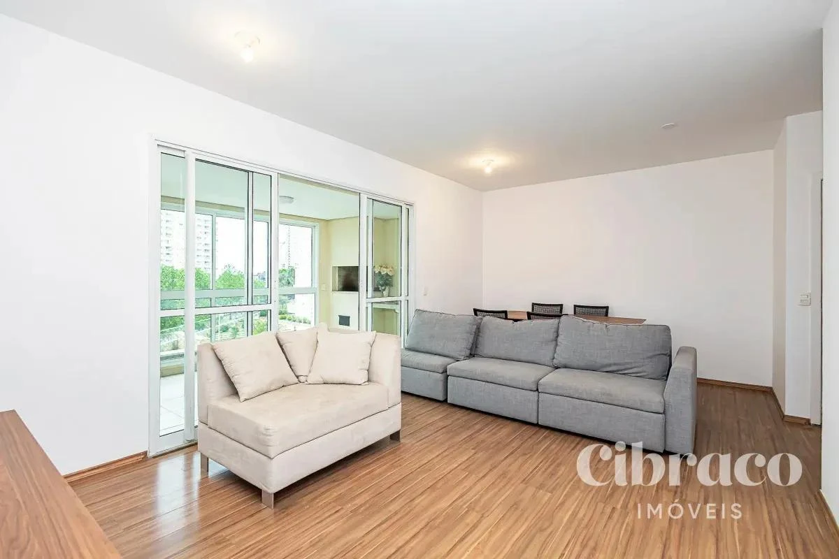 Balcony with a grill in a 4-bedroom apartment, 131 m² — photo 16