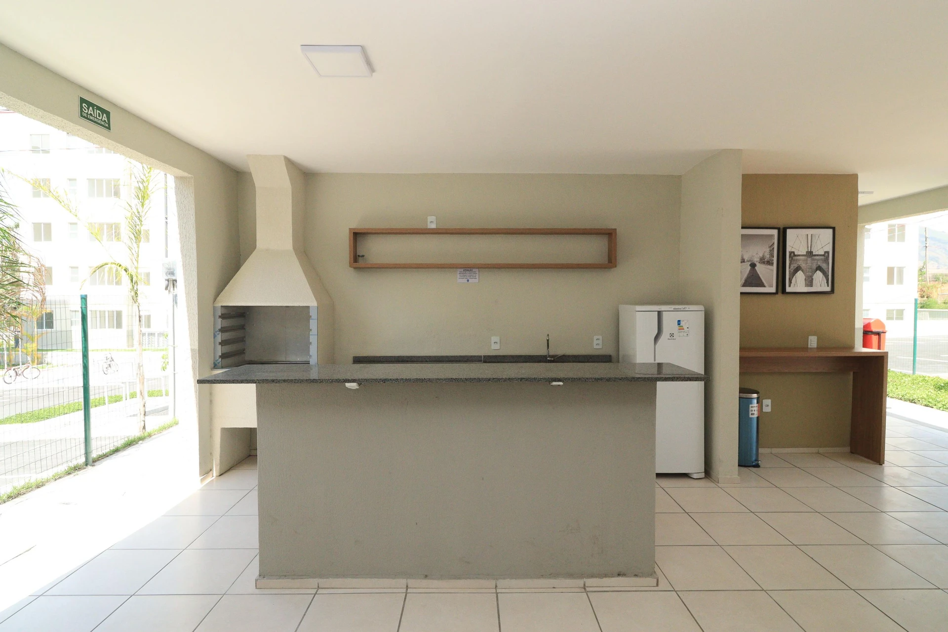 One-bedroom apartment in a building with a gym — photo 39