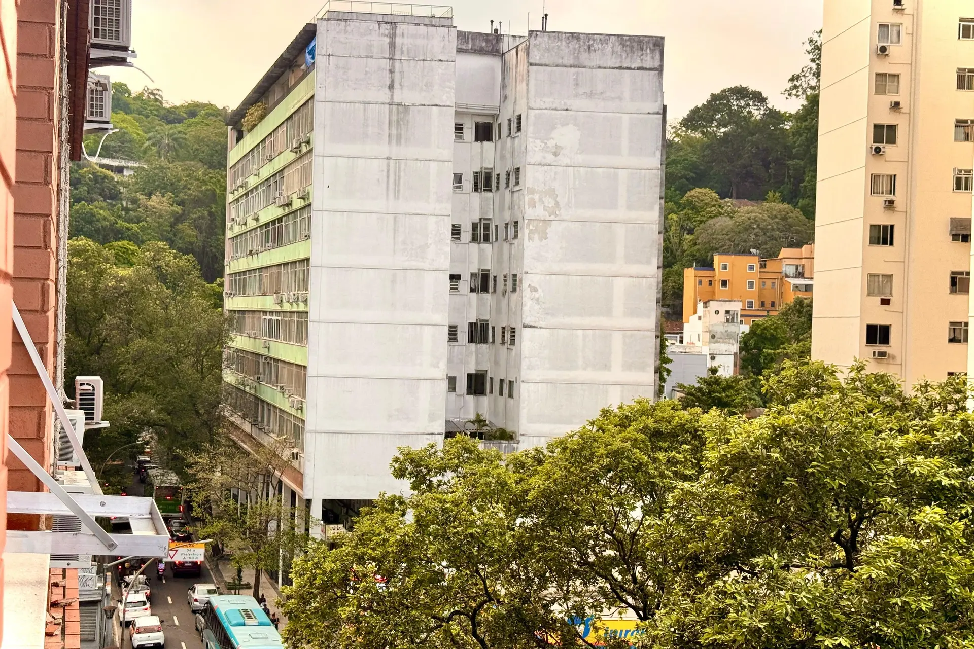 One-bedroom apartment with a mountain view in Rio de Janeiro — photo 16