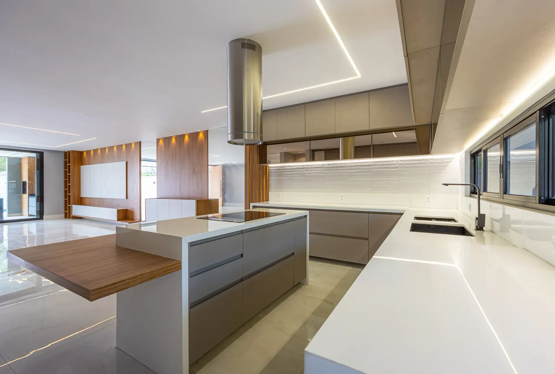 Furnished house with 5 suites and floor-to-ceiling windows — photo 6