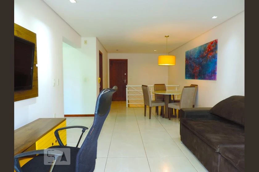 Apartamento con balcón acristalado y cocina abierta — photo 10
