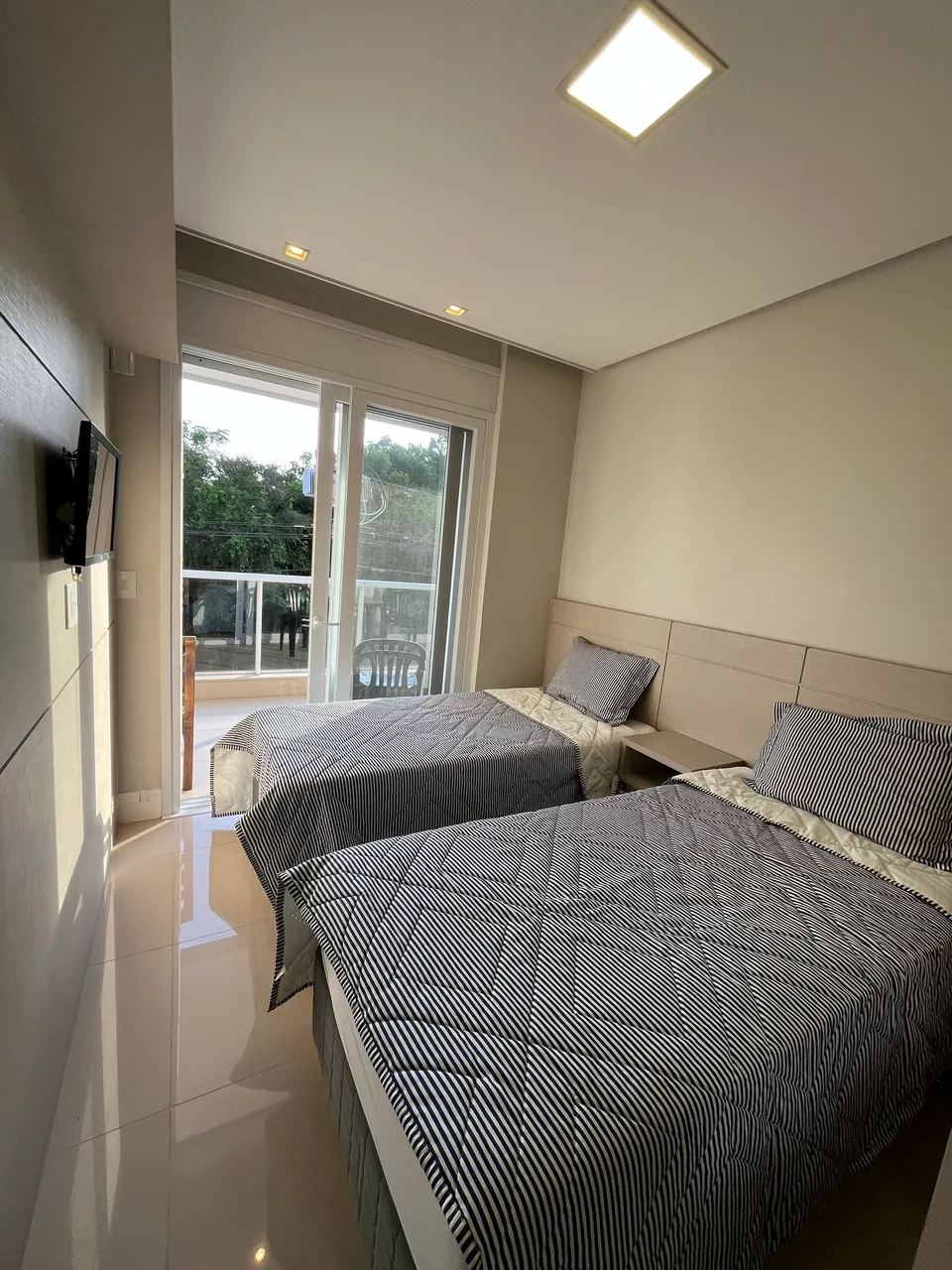 Квартира 100 м² с застеклённым балконом и грилем на балконе — photo 4