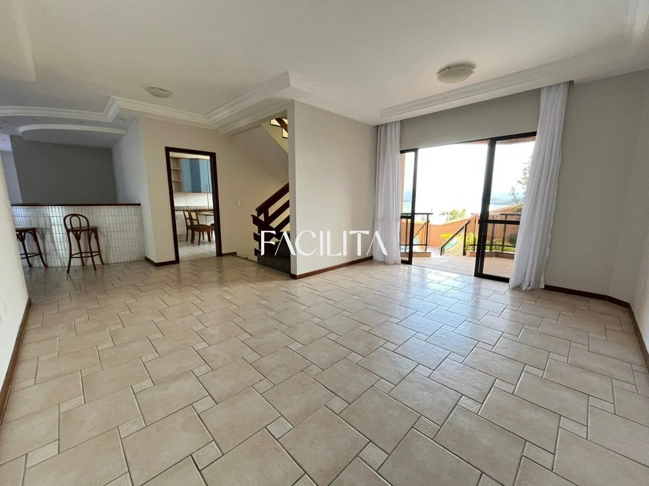 Furnished 456 m² house with 3 en-suite bedrooms and pool — photo 42