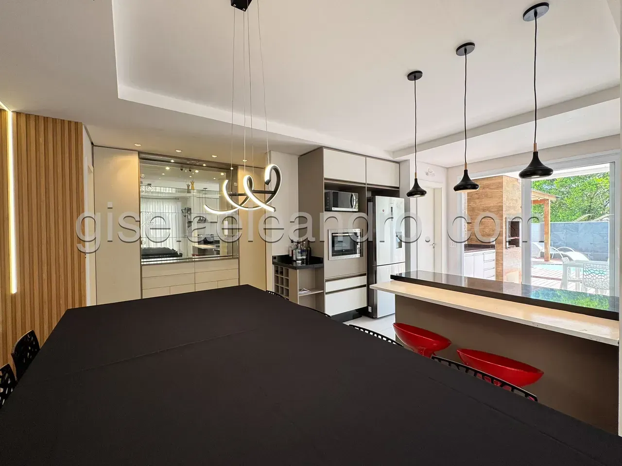 Casa amueblada con 4 dormitorios y cocina abierta — photo 2