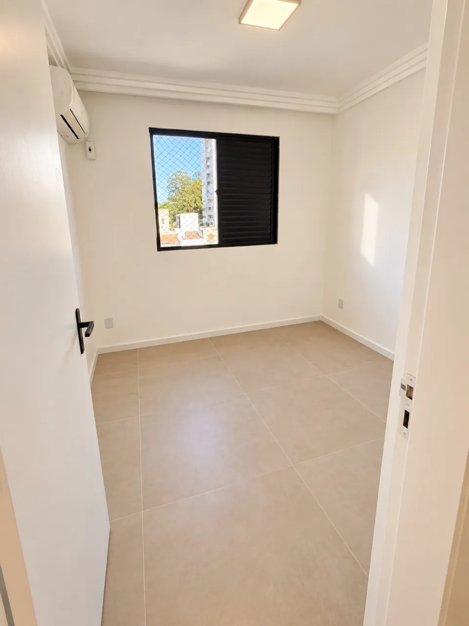 Parking-free apartment with enclosed kitchen and AC — photo 6