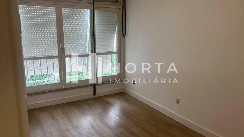 Wood or laminate floors in a 3-bedroom apartment, 127 m² — photo 5