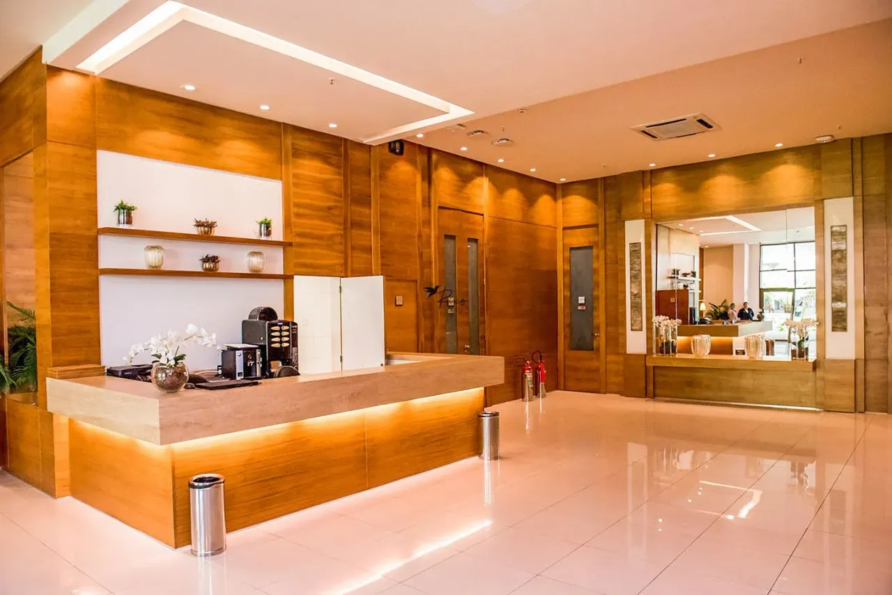 Unfurnished 1-bedroom apartment with floor-to-ceiling windows — photo 20