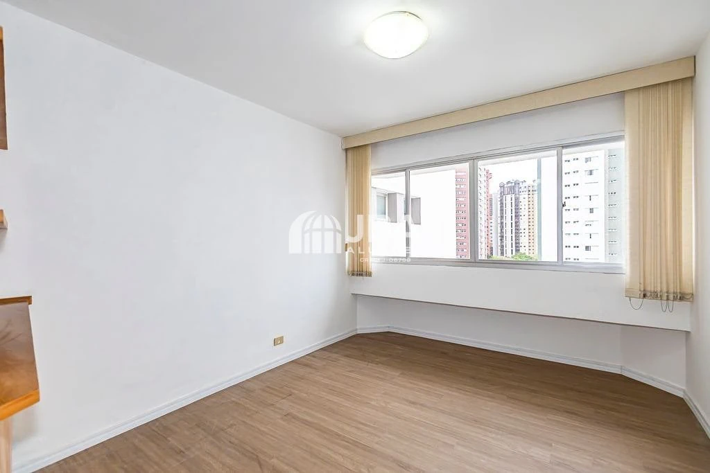 2-bedroom apartment with wood or laminate floors in Curitiba — photo 19
