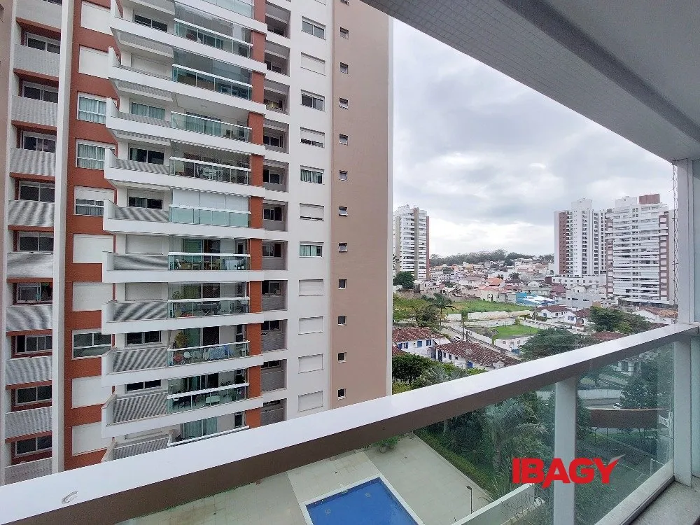 Furnished 2-suite apartment with enclosed balcony — photo 11