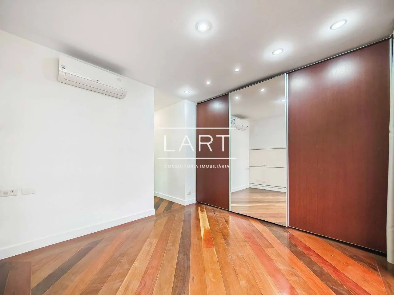 Floor-to-ceiling windows in a 3-bedroom apartment, 125 m² — photo 13