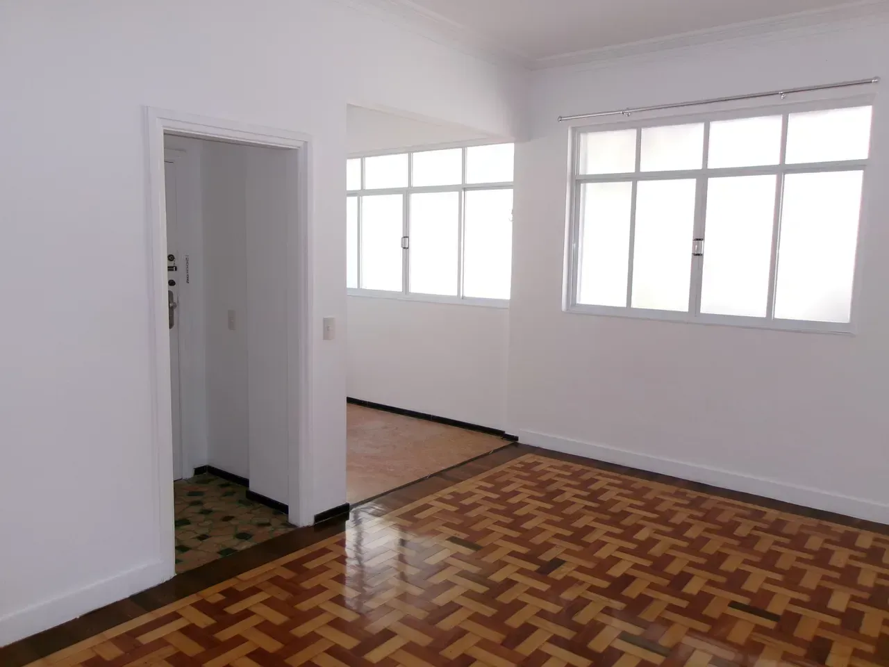 2-bedroom apartment with wood or laminate floors — photo 7