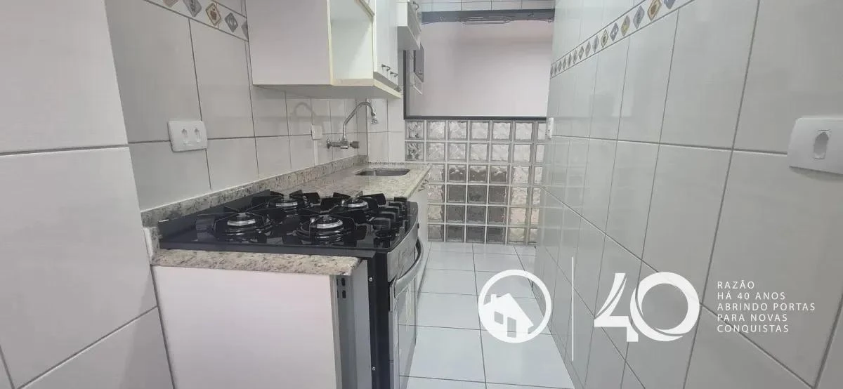 2-bedroom apartment with wood or laminate floors in Curitiba — photo 2