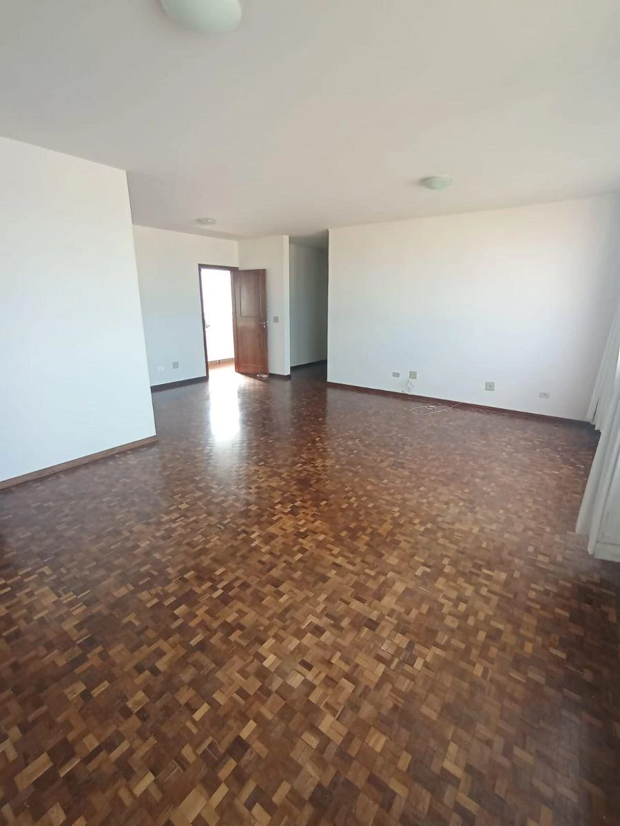 Wood or laminate floors in a 3-bedroom apartment, 110 m²