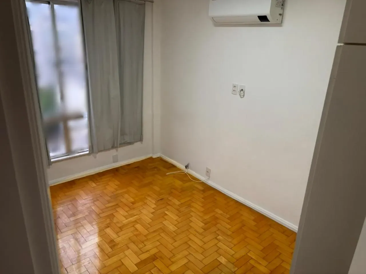 2-bedroom apartment with wood or laminate floors — photo 6