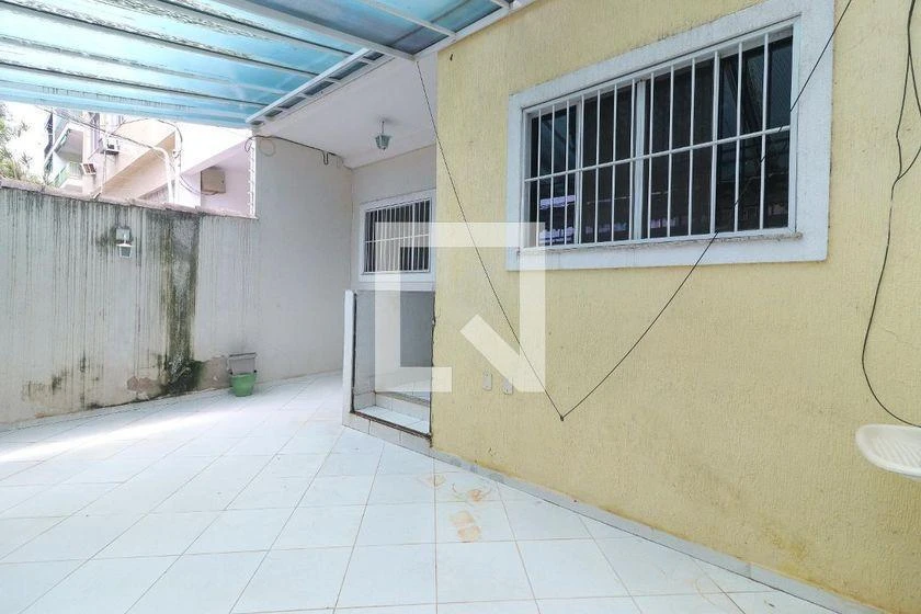 Balcony with a grill in a 2-bedroom house, 125 m² — photo 42