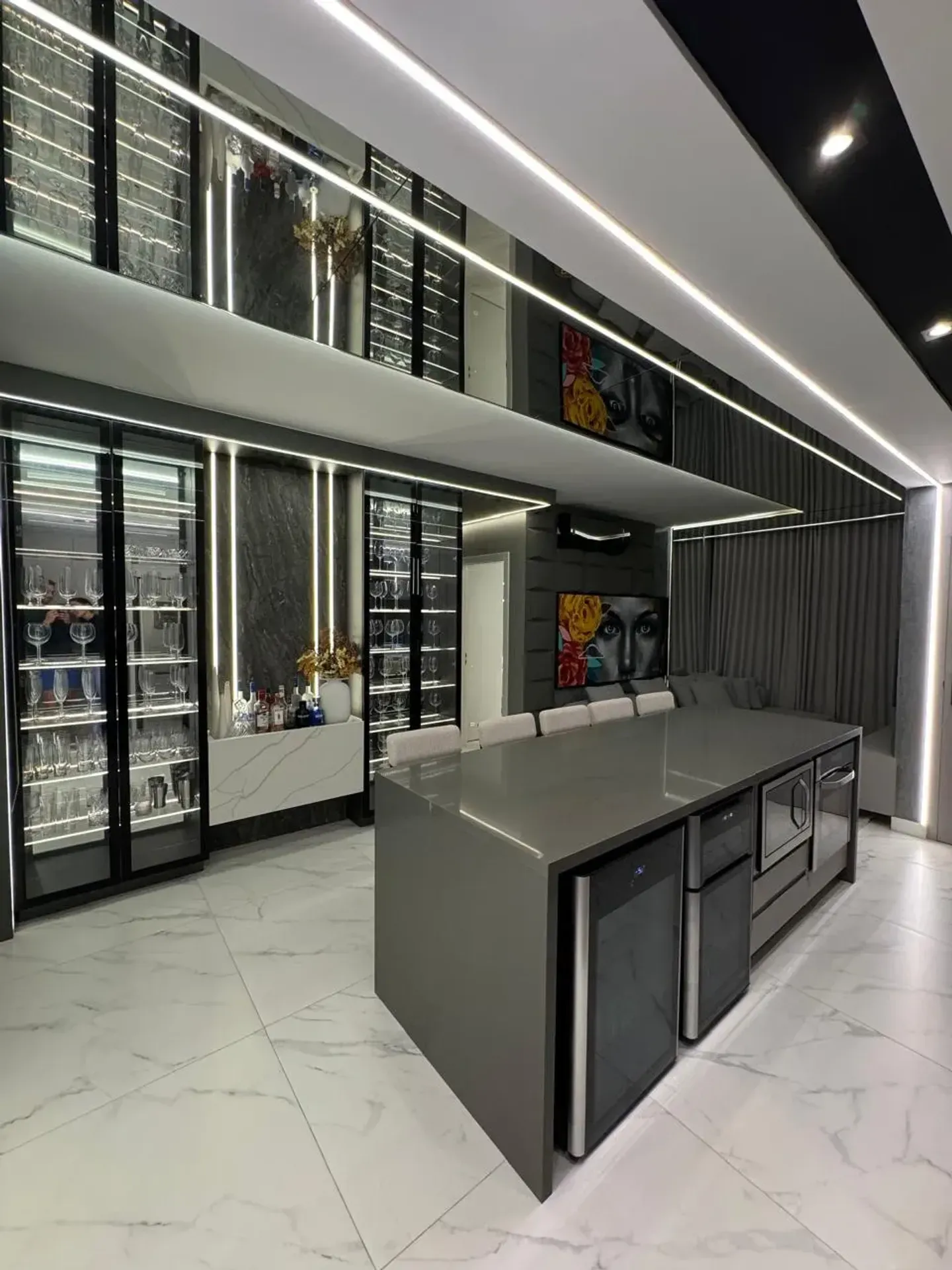 2-bedroom apartment with private BBQ and 2 parking spots