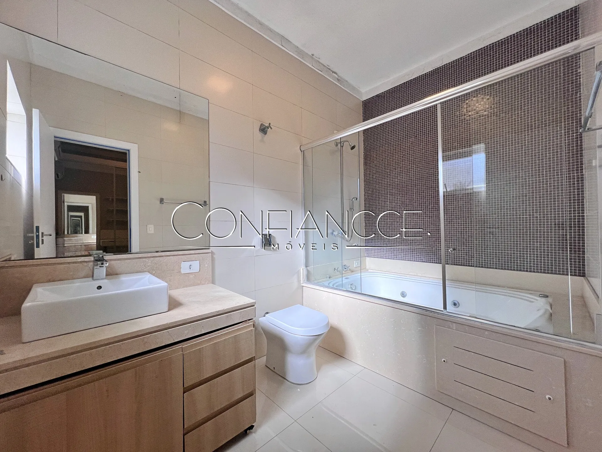 House with open-plan kitchen and 5 bedrooms and 5 baths — photo 27