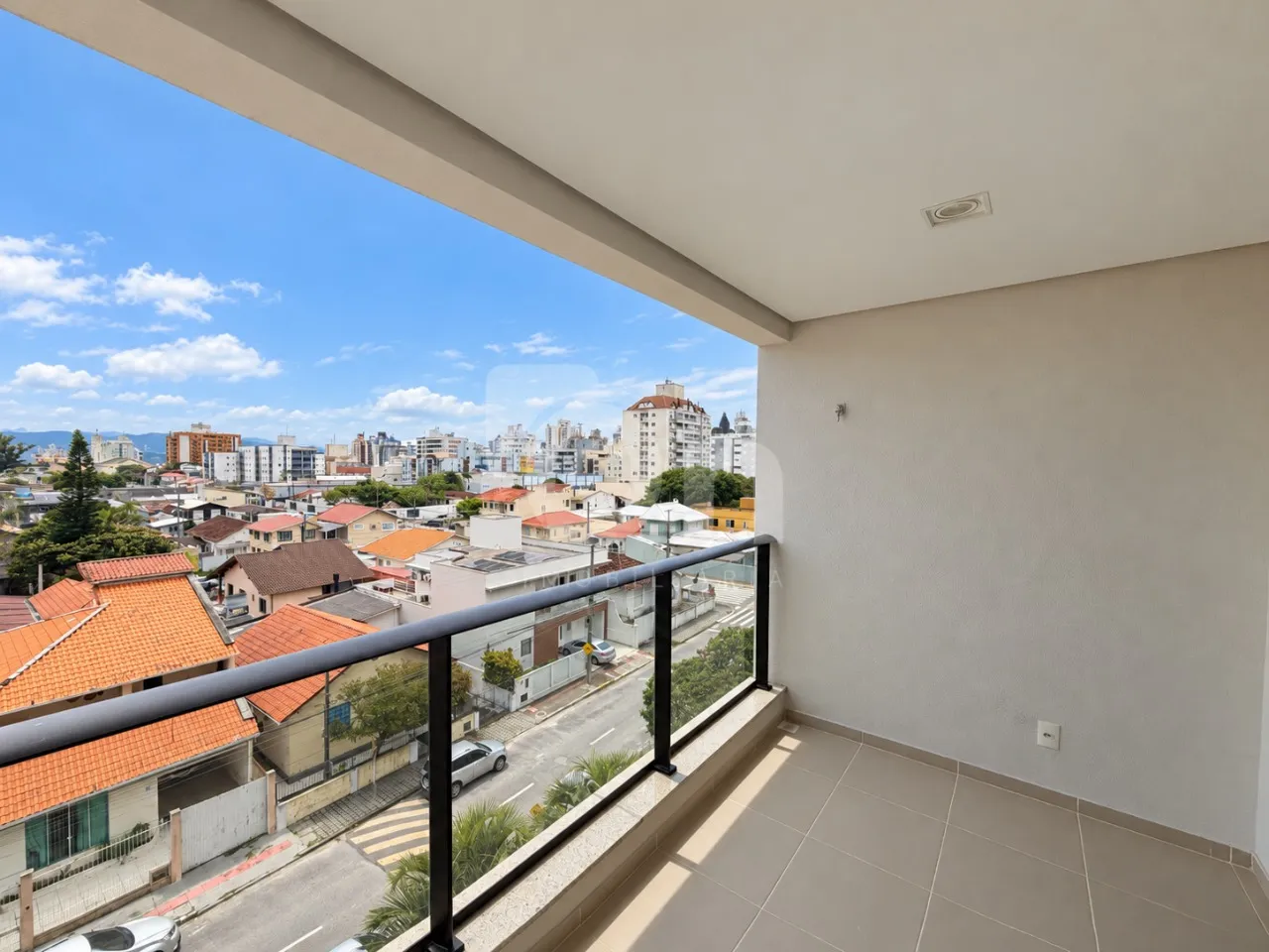 3-bedroom apartment in a building with a gym — photo 9