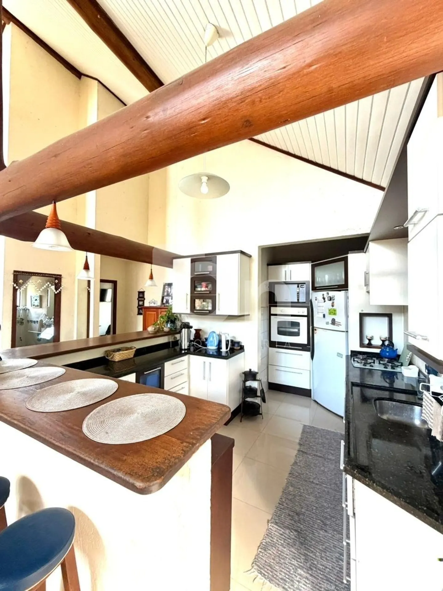 Furnished house, 224 m², with floor-to-ceiling windows — photo 42