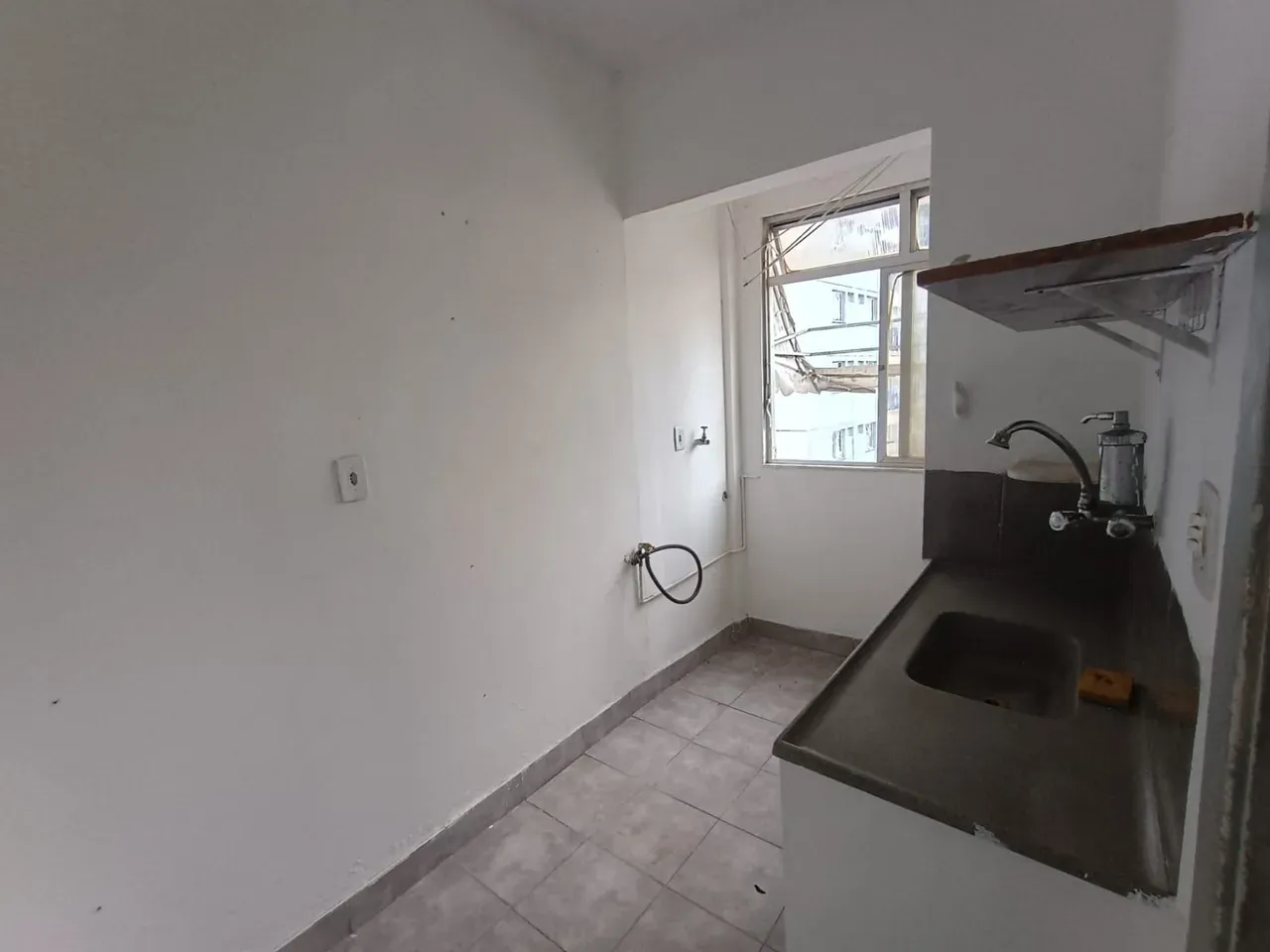 One-bedroom apartment with wood or laminate floors — photo 17