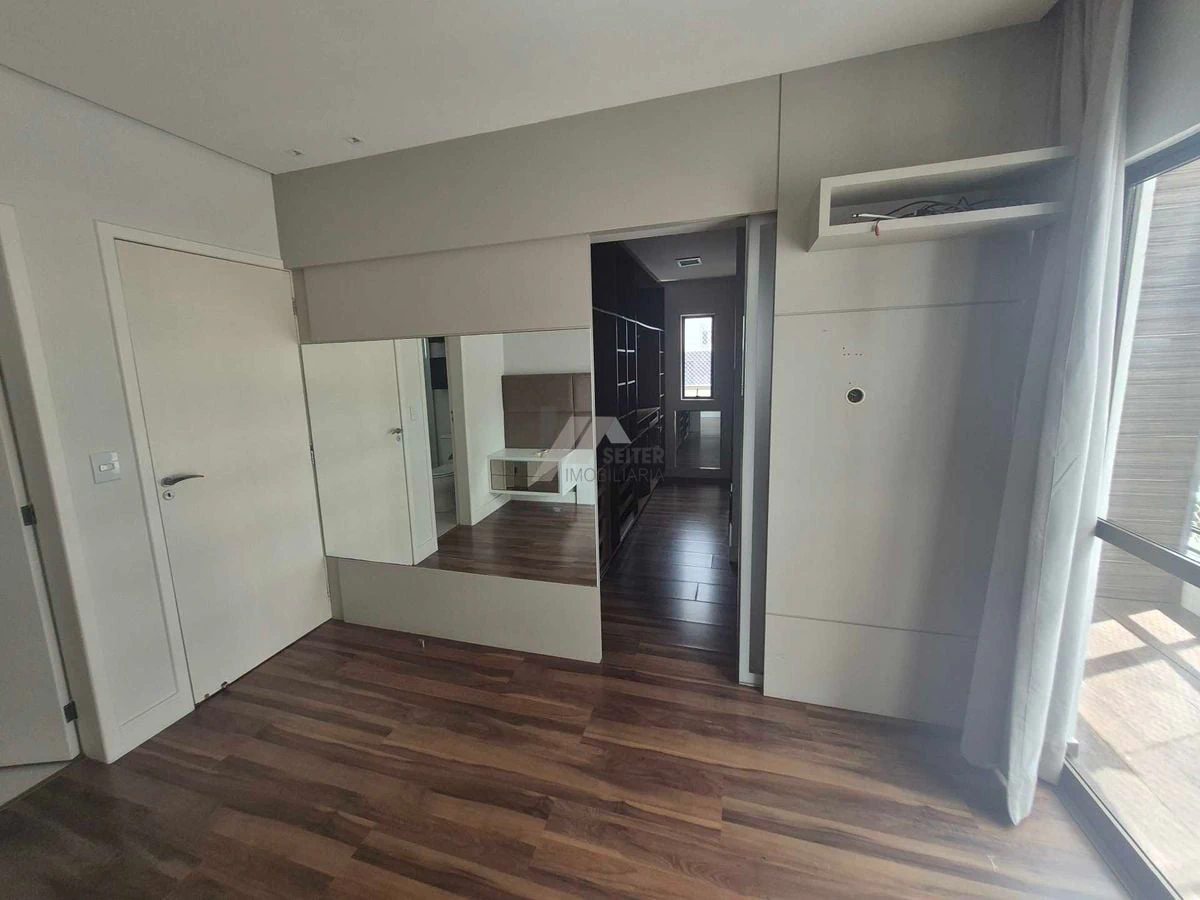 Balcony with a grill in a 3-bedroom apartment, 142 m² — photo 25
