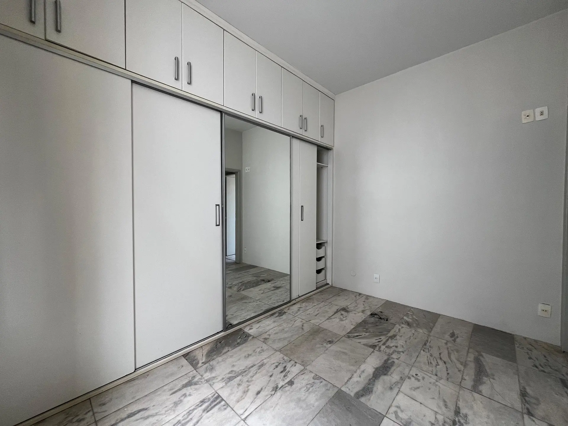 Bathtub in a 2-bedroom apartment, 170 m² — photo 12