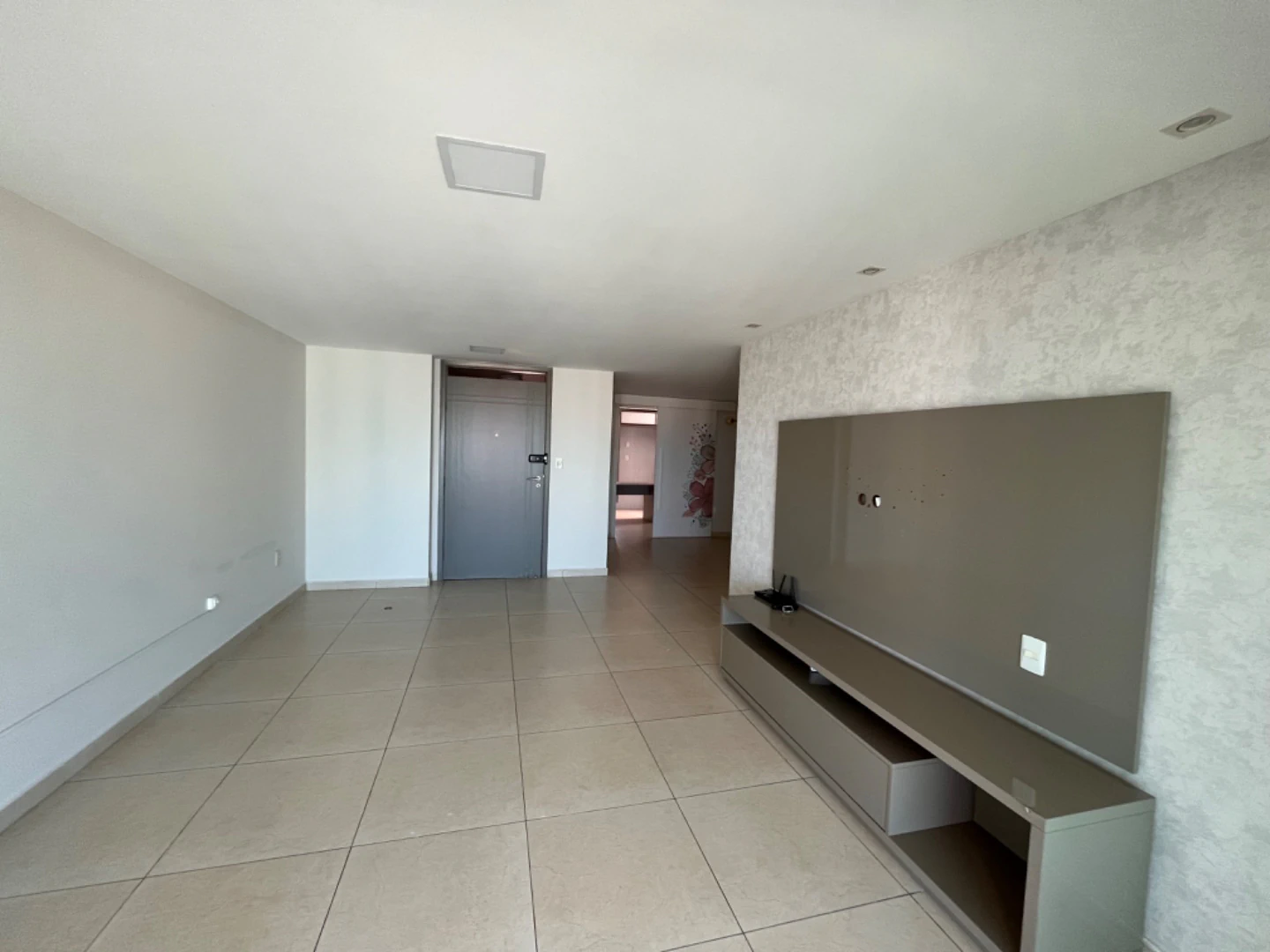4-bedroom apartment in a building with a gym — photo 3