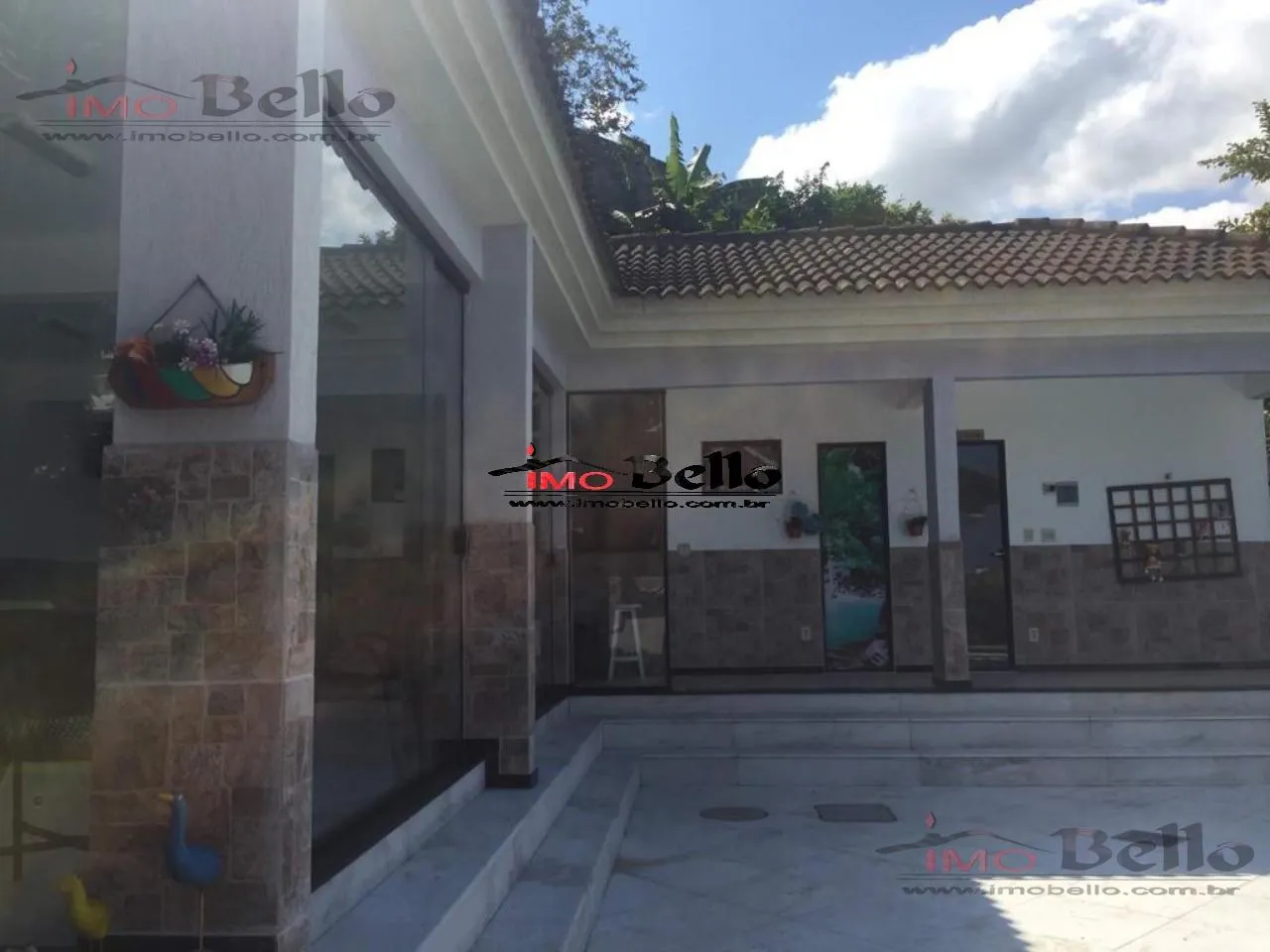Casa com 3 suítes e 400 m², piso de madeira na sala — photo 5