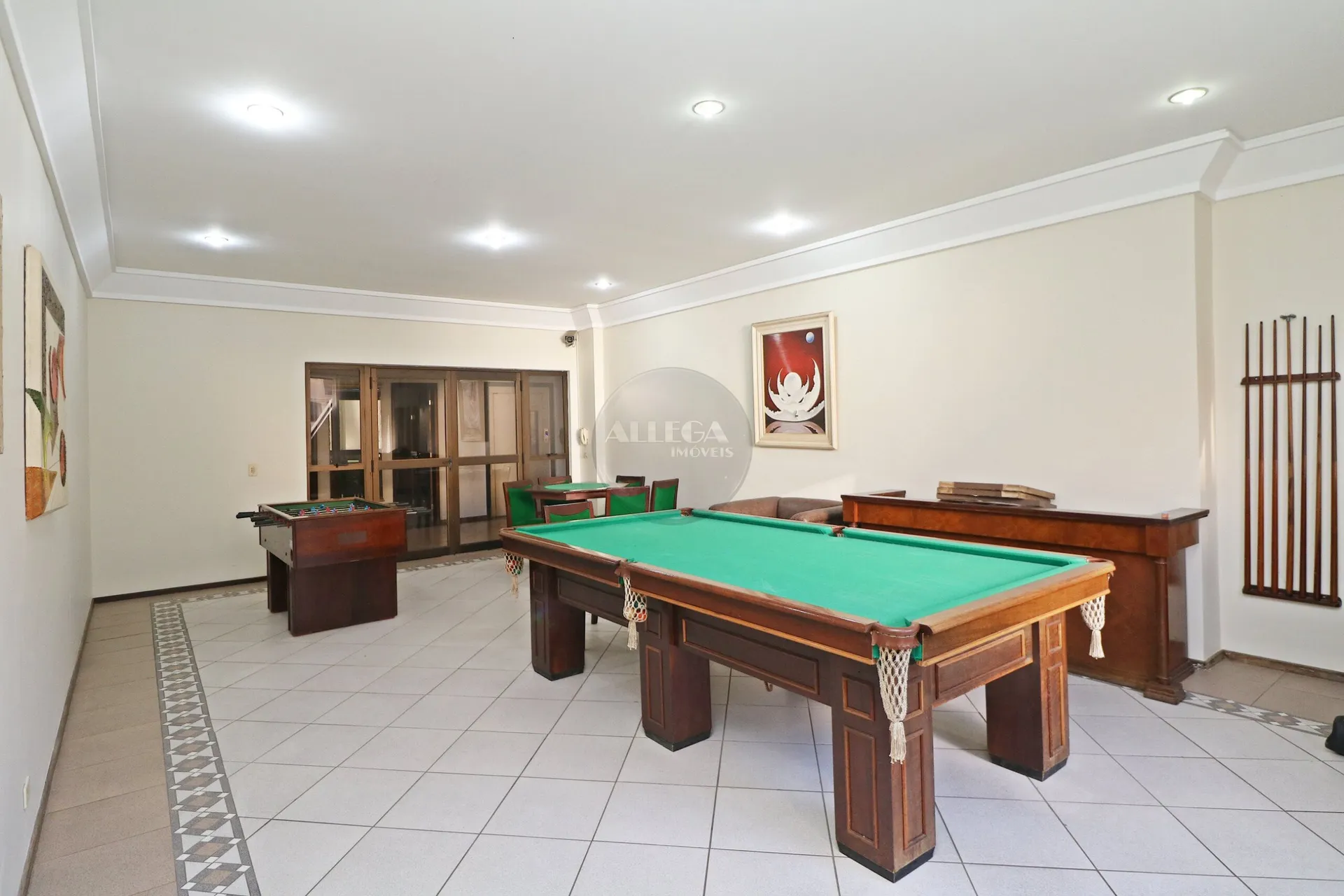 Apartamento com 4 quartos e piso de madeira na sala — photo 56