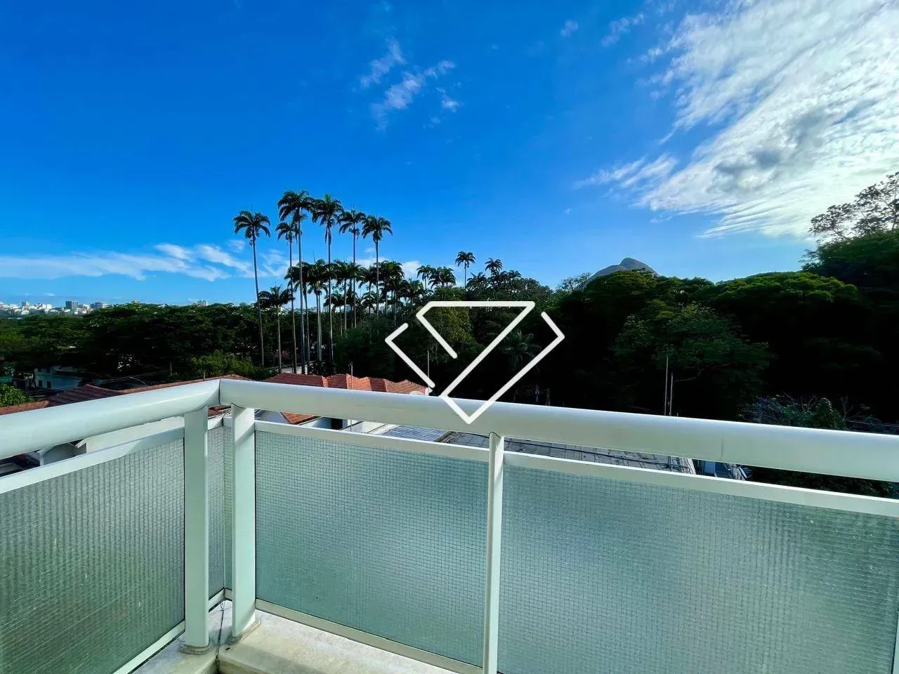 2-bedroom apartment with open-plan kitchen and balcony — photo 18
