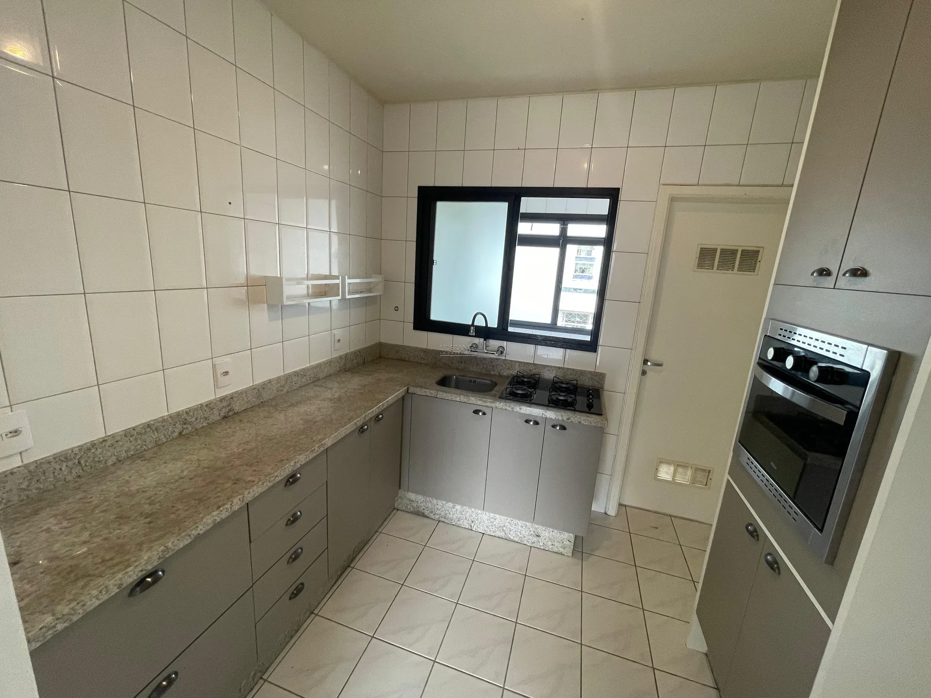 Квартира с 3 спальнями и 1 спальней с ванной, 105 м² — photo 2
