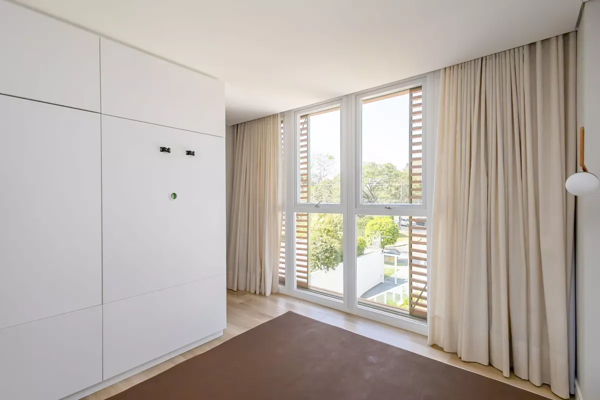 One-bedroom apartment with floor-to-ceiling windows — photo 12