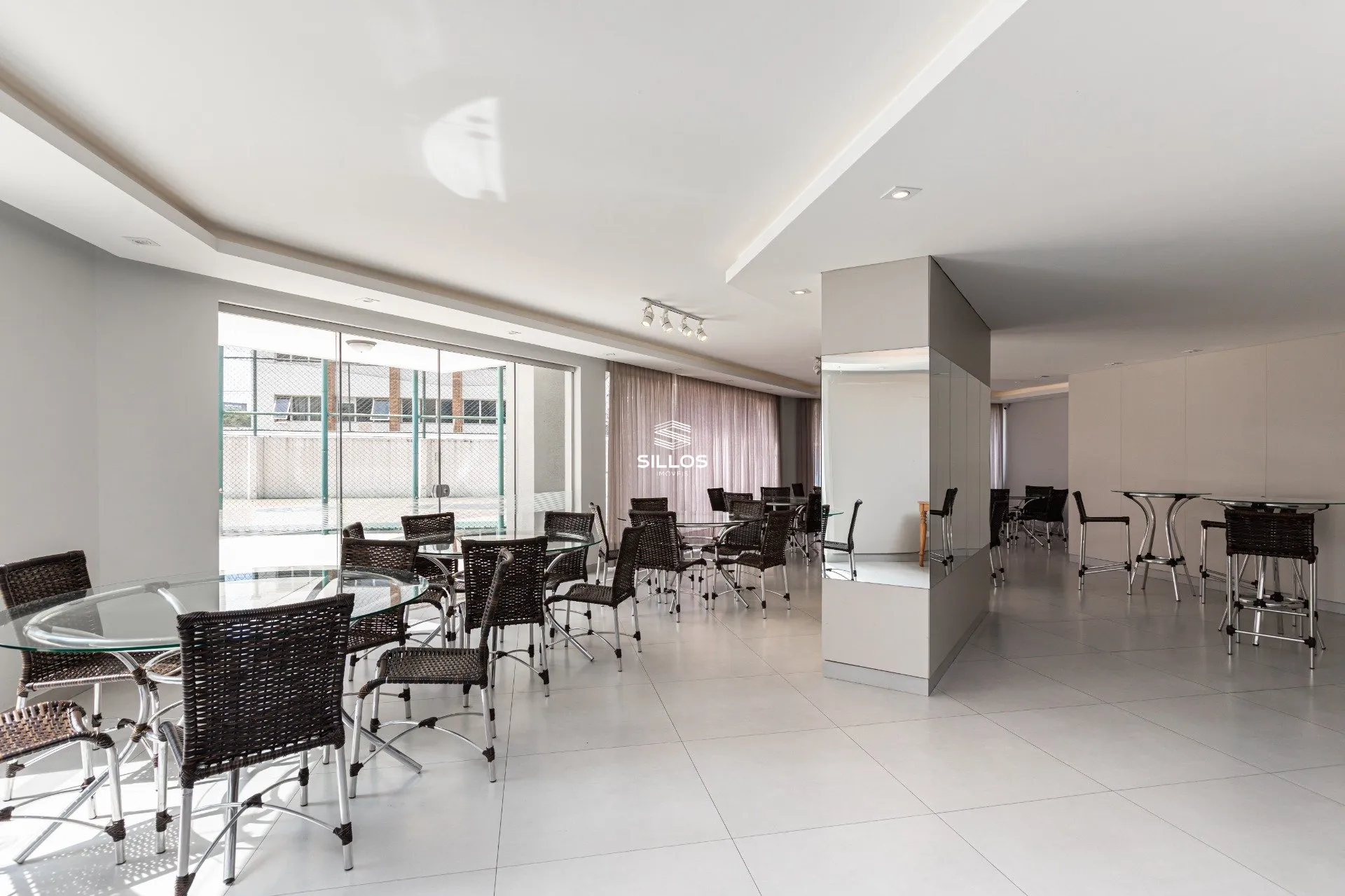 121 m² apartment with a glass-enclosed balcony and a bathtub — photo 31