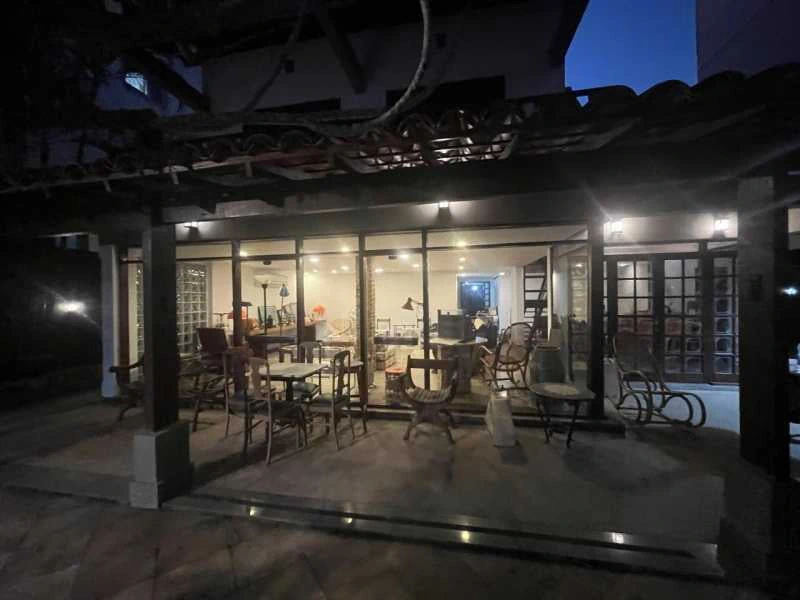 Balcony with a grill in a 4-bedroom house, 420 m²
