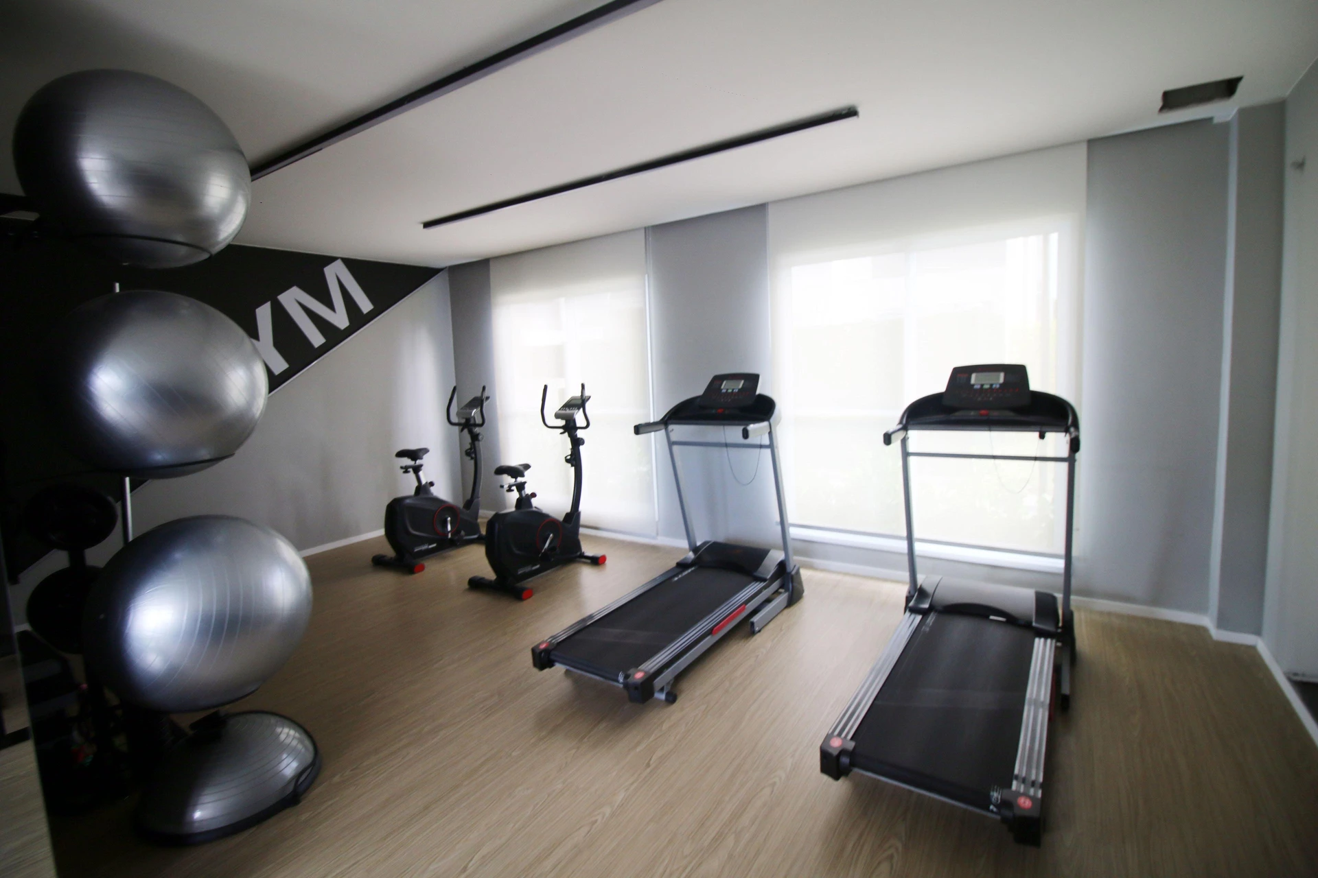 2-bedroom apartment in a building with a gym — photo 4