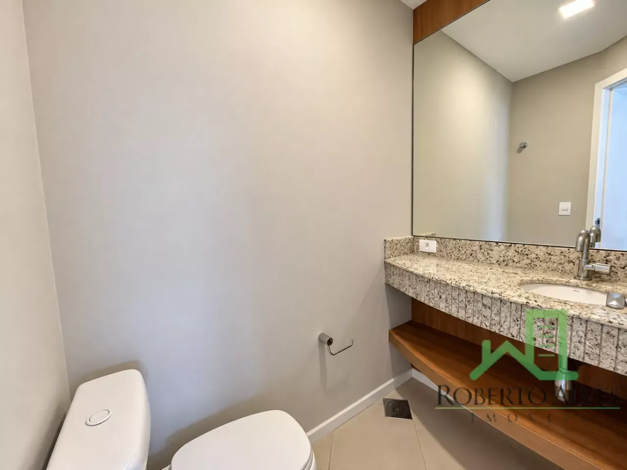 2-bedroom apartment with a bathtub — photo 12