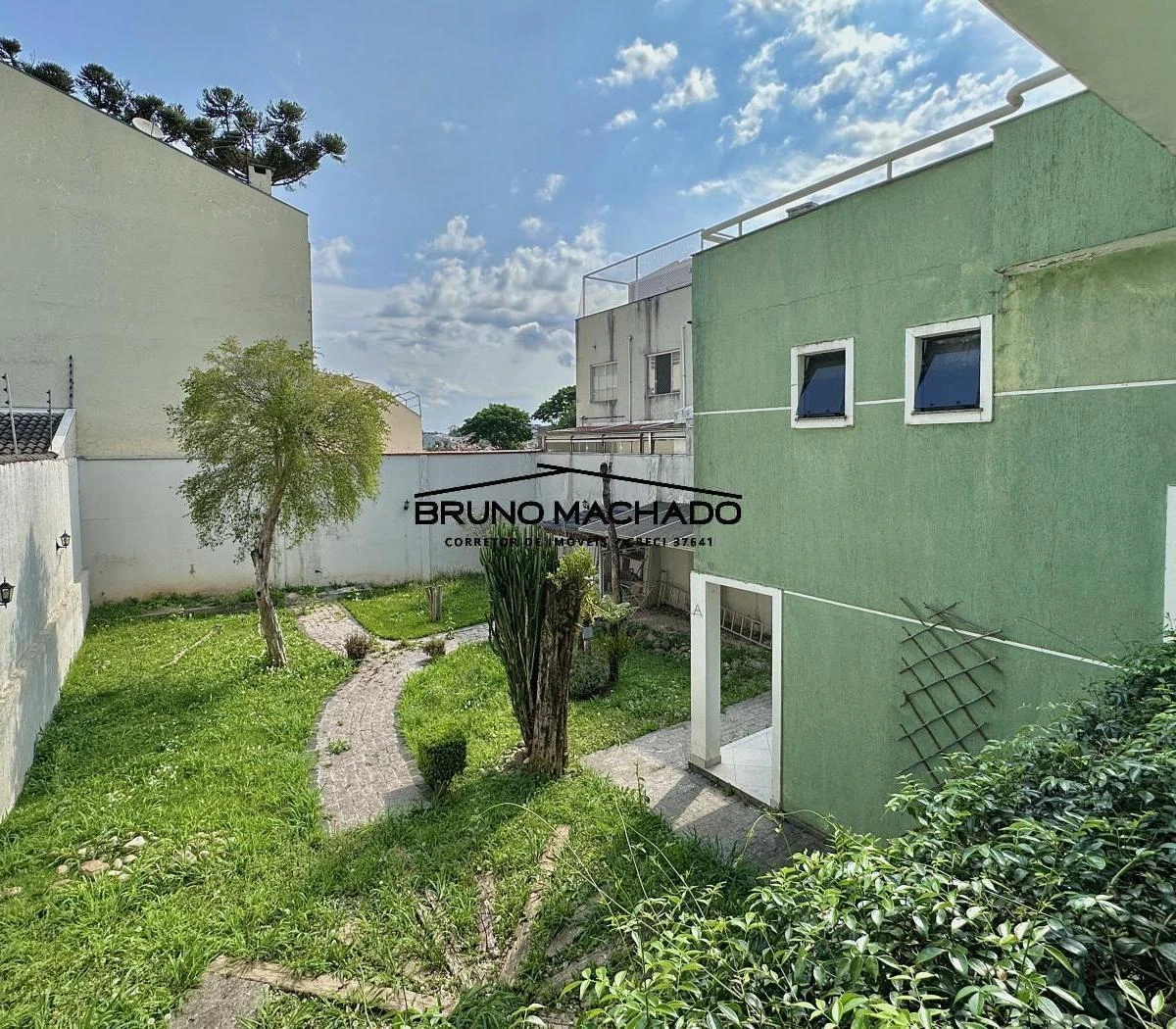3-bedroom house with a walk-in closet in Curitiba — photo 23