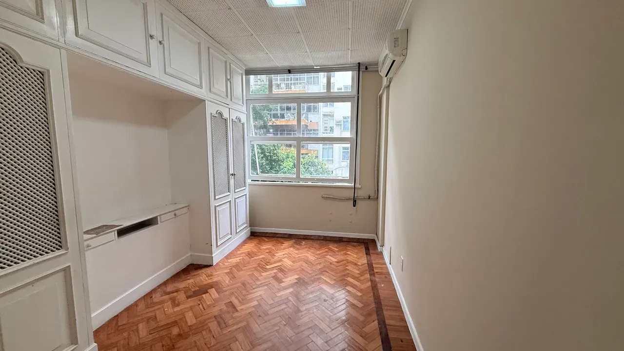4-bedroom apartment, 1 with its own bathroom, 240 m² — photo 26