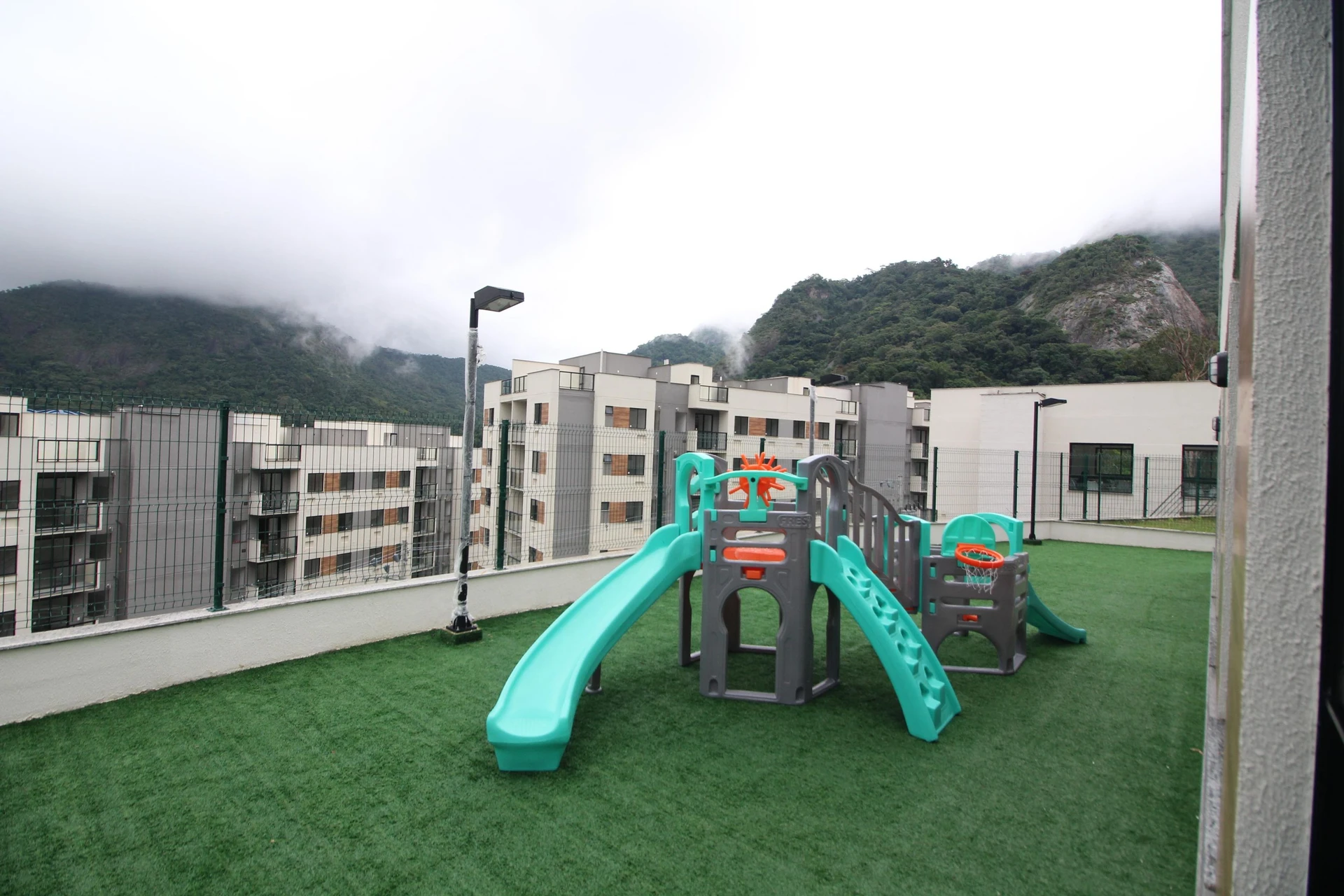 Unfurnished 2-bedroom apartment with balcony and private garden — photo 39