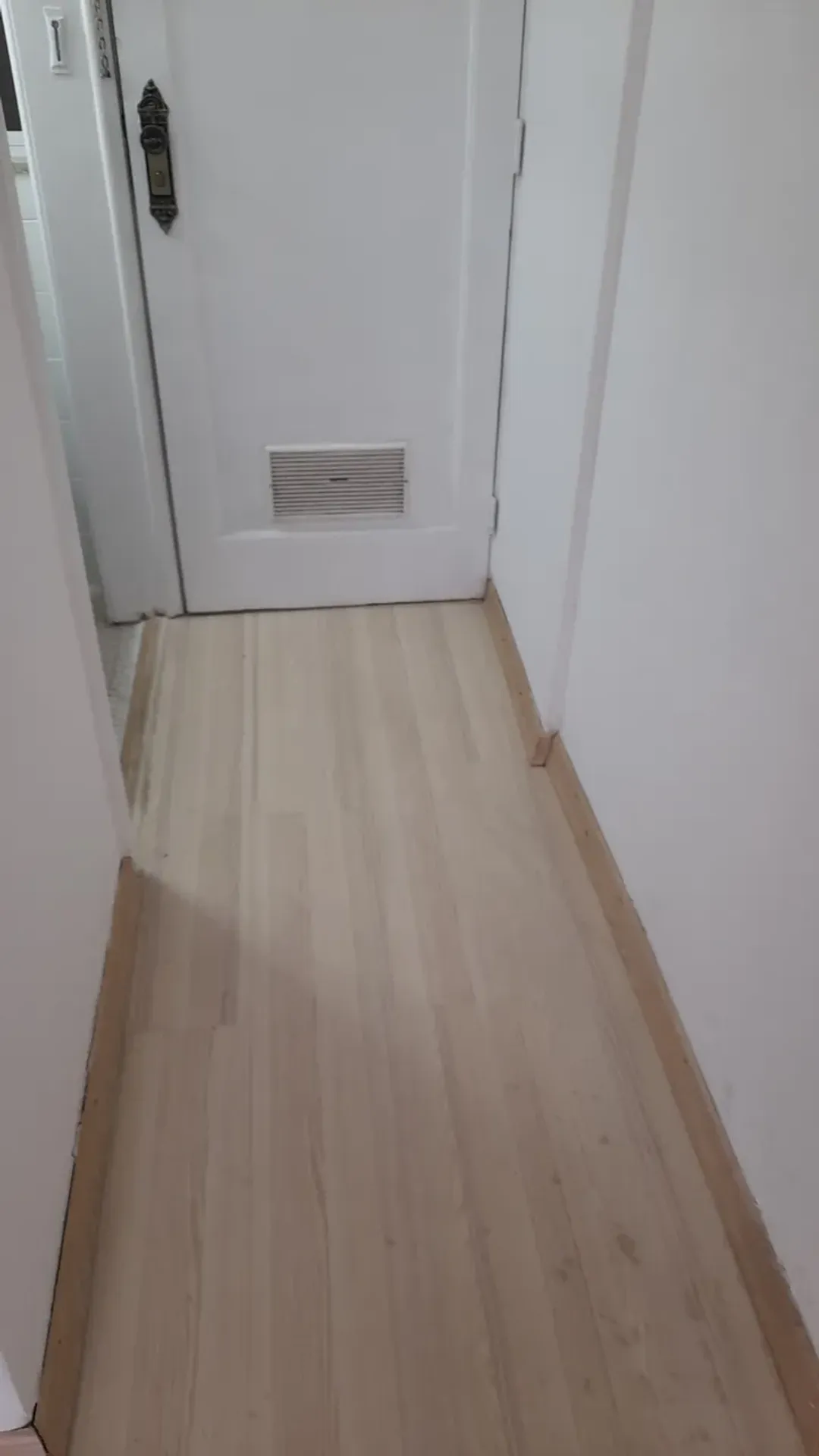 Studio on the 4th floor with wood or laminate floors — photo 6