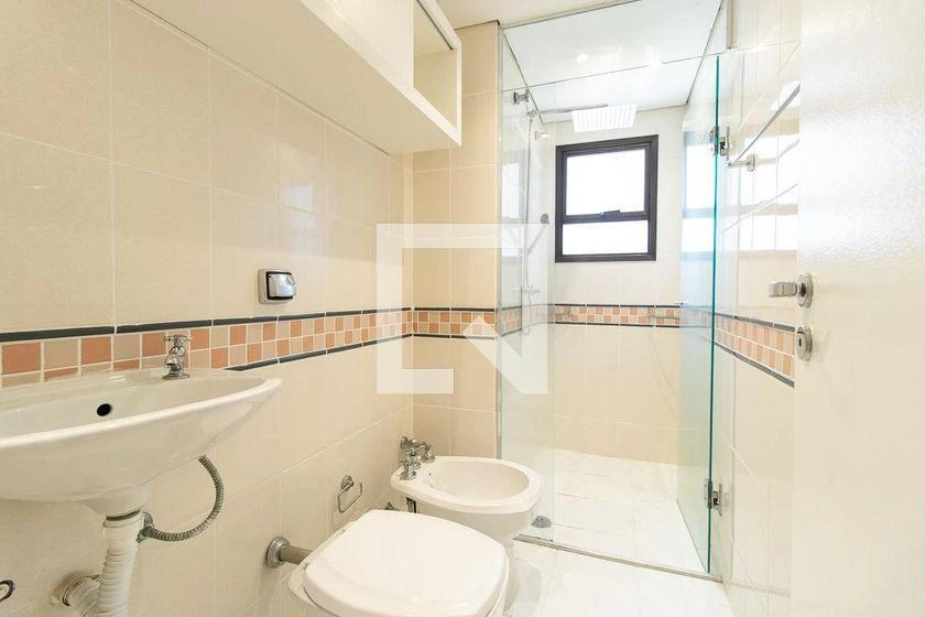 Bathtub in a 3-bedroom apartment, 176 m² — photo 32
