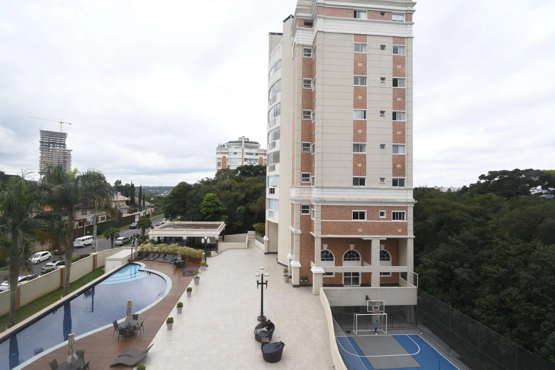 4-bedroom apartment with a dishwasher in Curitiba — photo 3
