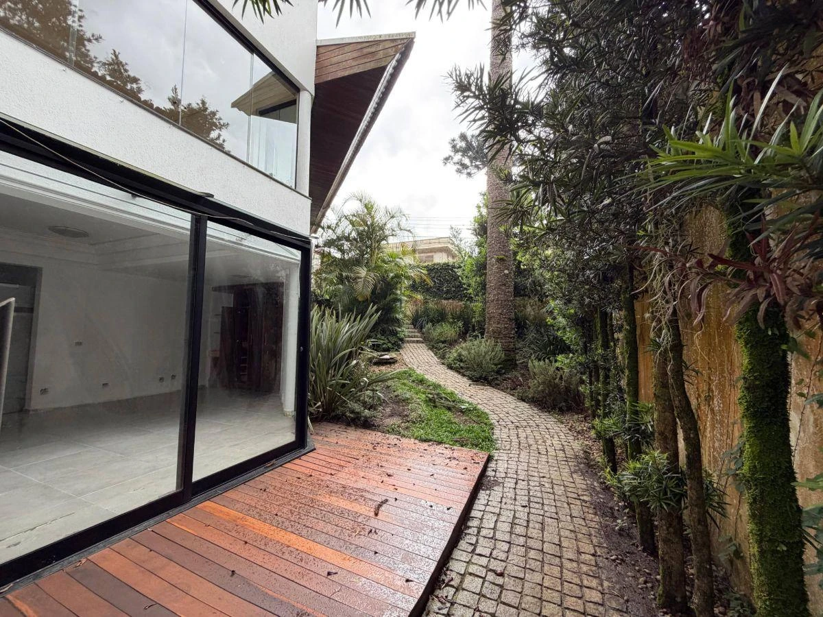 4-bedroom house with a bathtub — photo 6