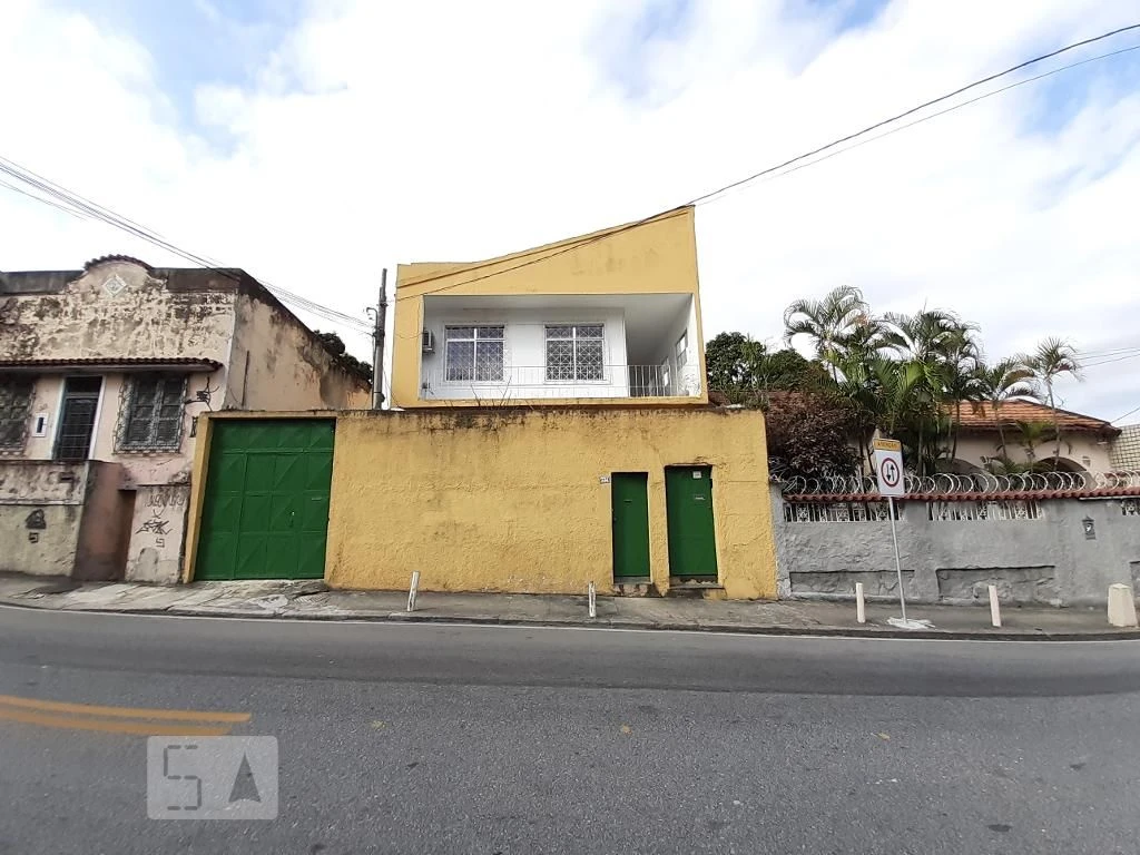 Apartamento sem mobília com cozinha fechada e armários — photo 7