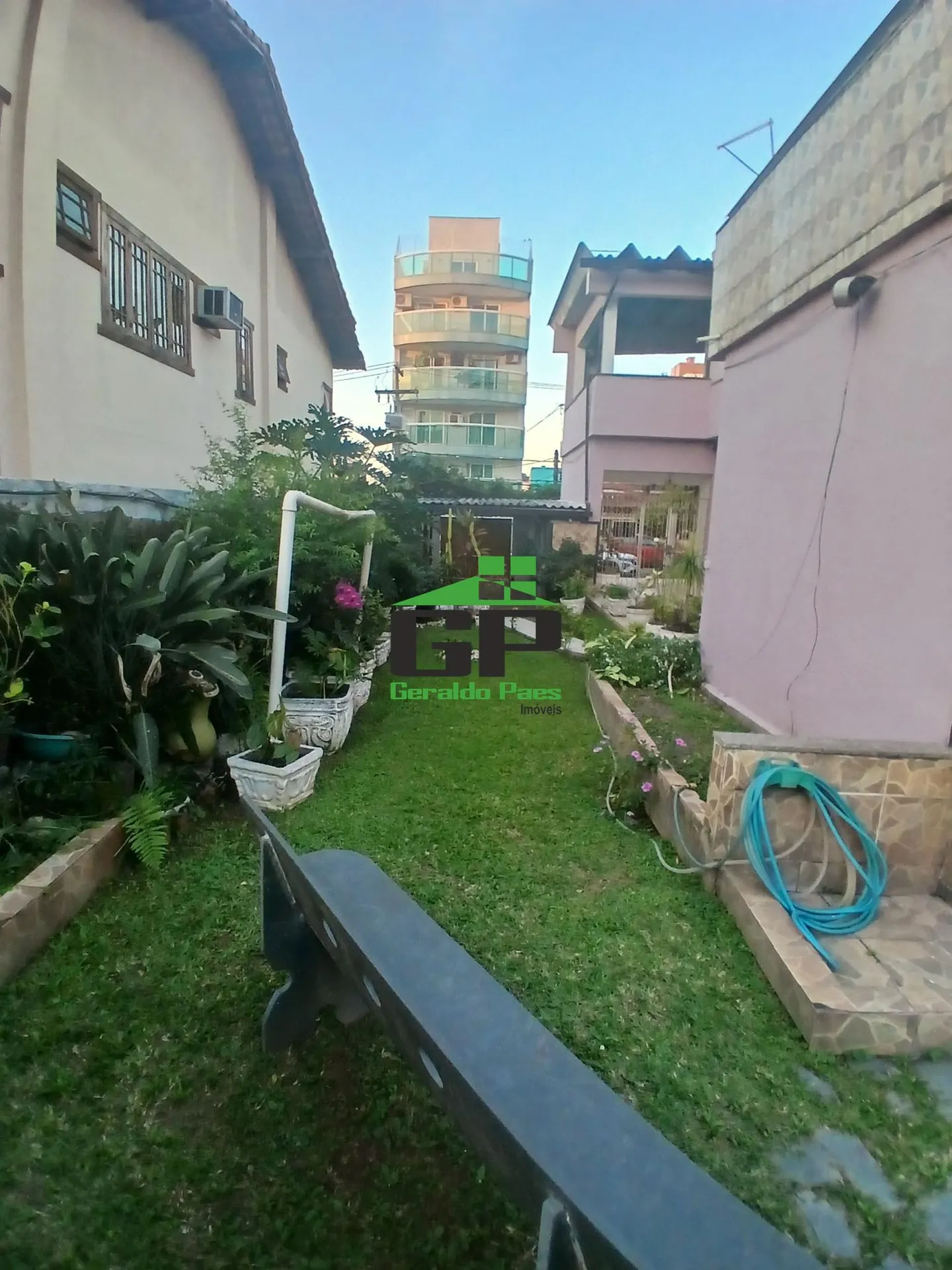 Casa de 349 m² com varanda gourmet e jardim — photo 12