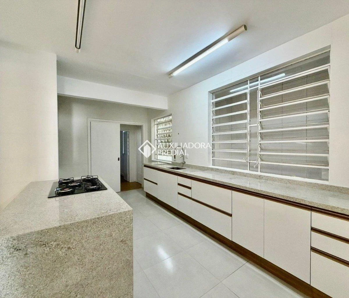 Casa de 6 quartos com varanda gourmet, Agronômica