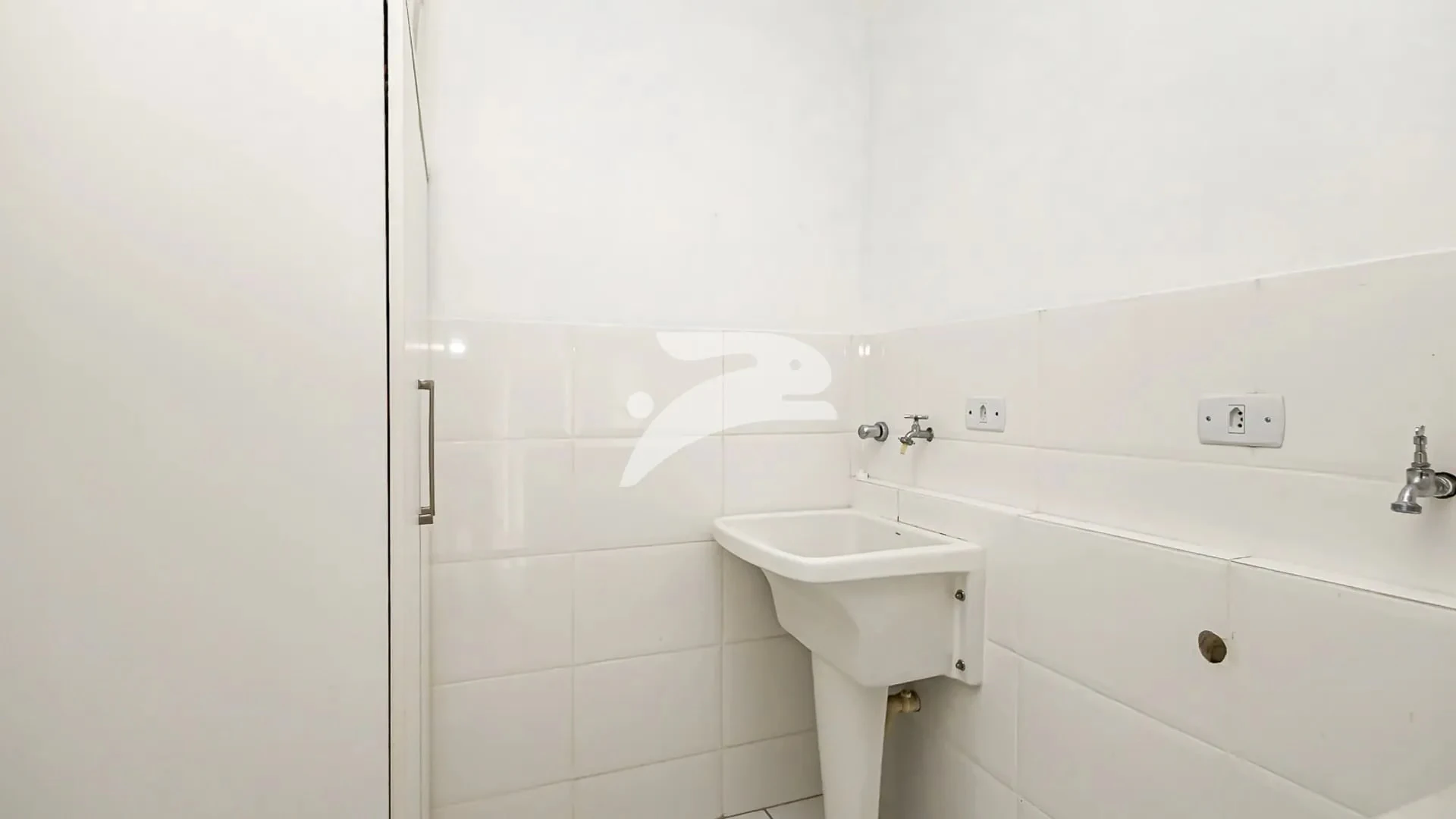 Furnished 1-bedroom apartment with enclosed balcony — photo 15
